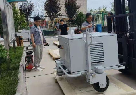 烈日炎炎，?？松艘恢痹谂χ?！