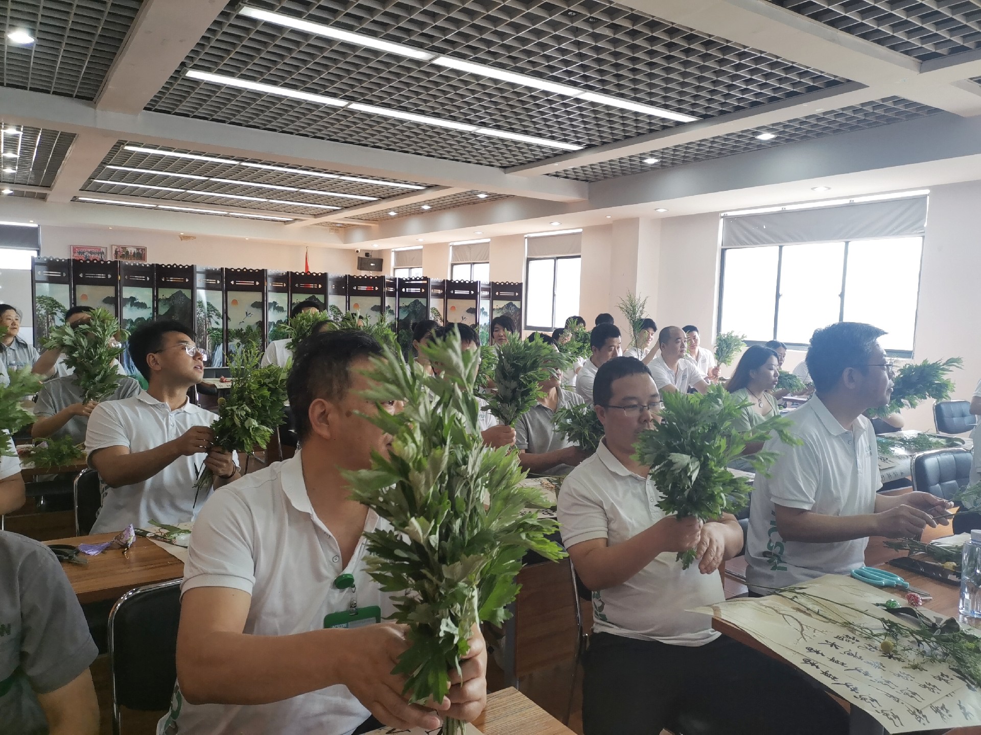 ?？松娫撮_(kāi)展“艾草花束送安康”DIY活動(dòng)